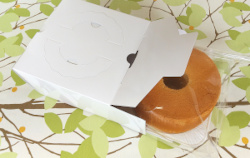 シフォンケーキを専用の箱に入れて